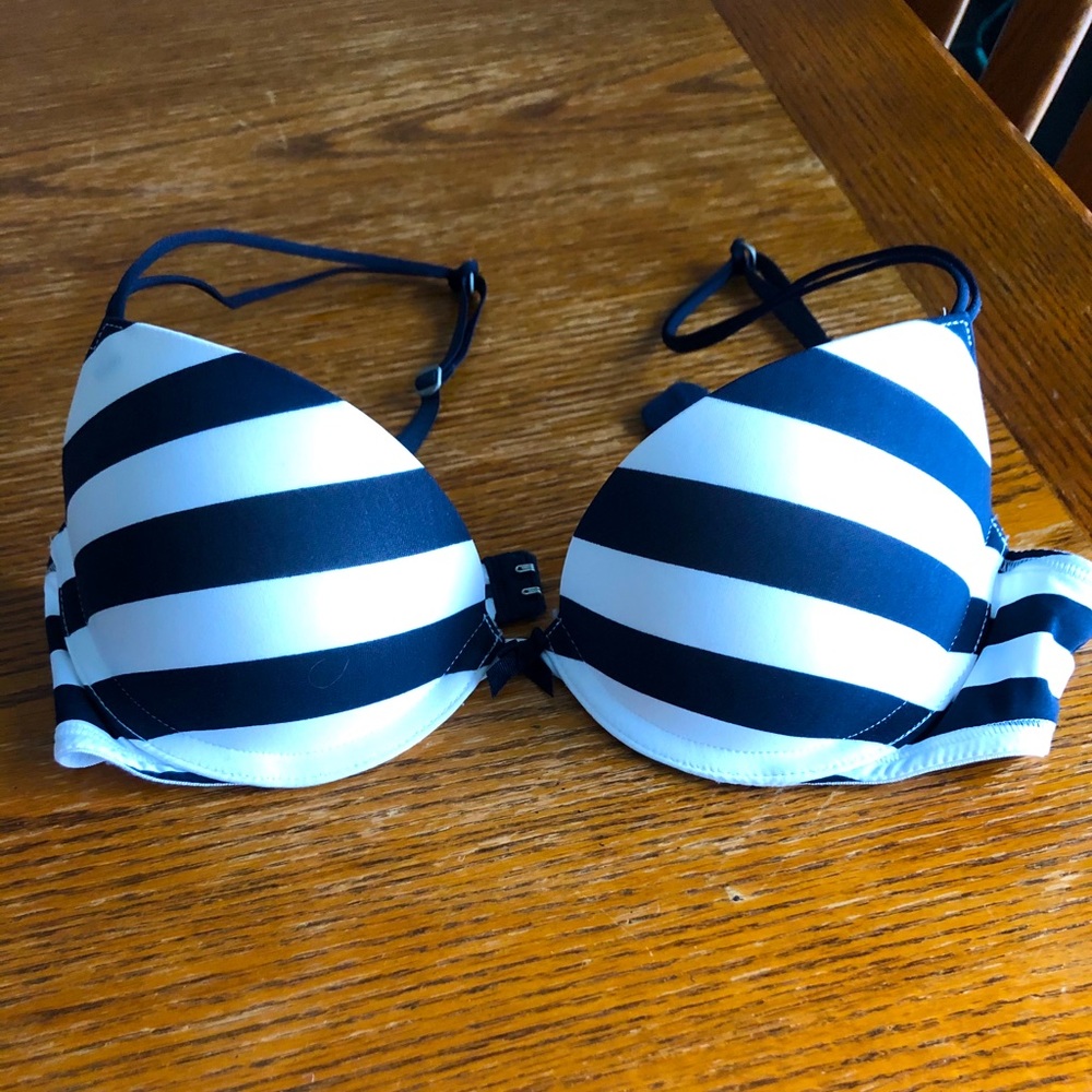 Gilly Hicks “Push ‘em up” bra